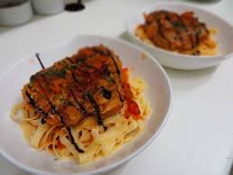 Osso Bucco De Veau A La Milanaise Et Ses Tagliatelles Fraiches Recette Ptitchef Recette En 2020 Recette De Plat Cuisine Italienne Recette