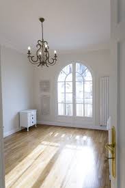 Porte Fenetre Cintree Avec Une Finition Peinture Blanche Prete A Poser Atulam Bois Mobilier De Salon Fenetres Cintrees Maison