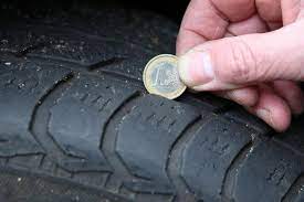 An den reifen gibt es doch so genannte indikatoren die die gesetzliche 1,6mm anzeigen (verschleißanzeige). Abgefahrene Reifen Neue Kontrolltechnik Konnte Polizeiarbeit Vereinfachen Grenzecho
