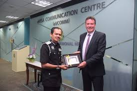 Ketua pengarah imigresen, datuk seri mustafar ali, berkata perkhidmatan itu telah tersedia untuk digunakan melalui laman web rasmi jabatan selama dua tahun yang lalu tetapi kemudahan itu kurang digunakan oleh rakyat malaysia. Timbalan Ketua Pengarah Jabatan Imigresen Malaysia Facebook