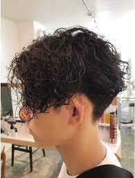 スパイラルパーマ センターパート ツーブロック トランクスヘア l034422674 フィフス fifth のヘアカタログ ホットペッパービューティー パーマ スパイラルパーマ スパイラルパーマ メンズ