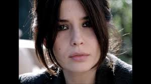 Valentina d'agostino a participé à le silence de l'eau, the mafia only kills in summer, borgia. Viola Racconta Il Suo Giovane Montalbano Youtube