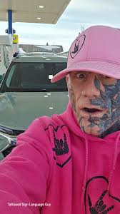 Why does the dash screen appear black when taking a screenshot while using  carplay in Volvo XC90 B5?