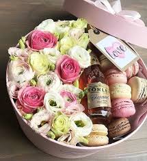 Romantic Flower Box With Macarons And Champagne Szuletesnapi Ajandekok Viragok Ajandekok