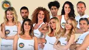 Manca poco alla finalissima dello show di canale cinque condotto da ilary blasi e i finalisti sono pronti a contendersi la coppa del vincitore. L Isola Dei Famosi 2021 Cast Opinionisti E Inviato Wondernet Magazine