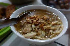 Ayam betutu merupakan kuliner khas dari gilimanuk, berupa ayam yang dimasak dengan rempah pedas dalam waktu lama, sehingga menghasilkan hidangan ayam yang empuk dan pedas. Artikel Agenda Indonesia