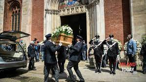 Si sono tenuti oggi i funerali di carla fracci, deceduta il 27 maggio a 84 anni. R3cwt1nf7oif8m