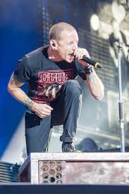 Sehnsüchtig wird auf neue songs der coolen jungs gewartet. Chester Bennington Inklupedia Das Freie Freundliche Wiki