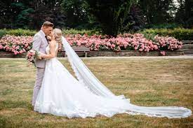Wunderschönes neues brautkleid mit schleppe und schleier ganz neu und ungetragen traumhaftes brautkleid mit reifrock und schleier. Brautkleid Mit Schleppe Und Schleier Trauung Fotos Hochzeit Brautkleid