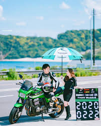 福井前撮り いきなりバイク登場 ライダーと レースクイーン とっても素敵 こんなスタイルでも 撮るのが 僕の前撮り 前撮りの枠を超えた 新時代の写真 なんじゃないかな 今日から 大量投稿しますので お楽しみ 個性溢れる二人 ステキすぎて 感動