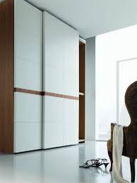 Der Zeitlose Holz Kleiderschrank Verleiht Ein Edles Flair 48 Ideen Schiebeturen Schrank Schrankentwurf Und Schrank