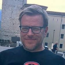 Lauri Frank's Instagram, Twitter & Facebook