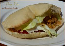 Du pain tunisien frais dans la supérette du coin, 400 gr viande de kebab acheté chez mon boucher, salade iceberg, oignon frit, sauce au choix. Pains Pita Au Poulet Kebab Les Delices De Capu