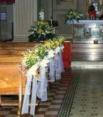 Le composizioni di fiori per la chiesa, hanno lo scopo di caratterizzare e rendere indimenticabile il luogo dove gli sposi si diranno il fatidico si. Addobbi Floreali Matrimonio Composizioni Fiori Centrotavola Auto Sposi Produzione Rose