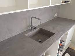 achterwand en aanrechtblad voorzien van mortex color keuken betonlook keukenwand keuken ideeen