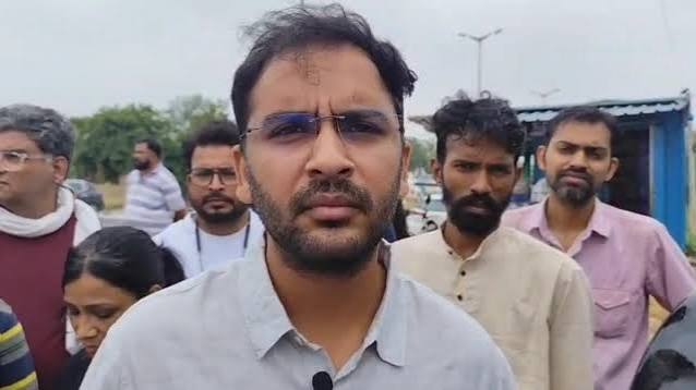 शाळा पाहणीस गेलेल्या आशुतोष रांका यांना मारहाणसीजेपीच्या पथकाला जयपूरमध्ये स्थानिकांनी केला विरोध