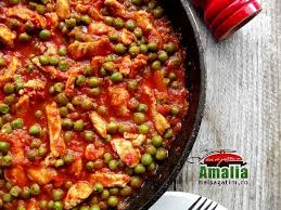 Se călește ceapa, adăugăm morcovul dat pe răzătoare și lăsăm să se înmoaie. Mancare De Mazare Cu Carne Si Sos De Rosii