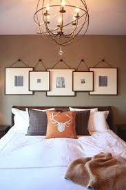 Loving This Twist On The Same Old Same Old Photo Display With The Overlapping And Staggered Look Love The Ligh Wohnen Schlafzimmer Wand Einrichten Und Wohnen
