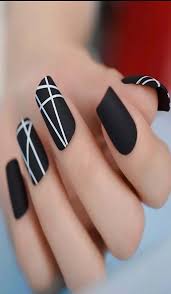 Unas de gel vs unas acrilicas cual elegir uñas acrilicas con efecto de plumonesrecreando diseño de instagram duration. Stunning Black And White Nail Design Hairminia Unas Negras Con Blanco Disenos De Unas Mate Unas Color Blanco