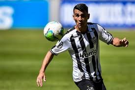 A los aficionados del galo les hace ilusión lo que puedan hacer los venezolanos por las bandas, rómulo otero (que cae por la izquierda, a veces por el centro como enganche) y savarino. Junior Alonso E Savarino Desfalcam O Galo No Duelo Contra O Internacional Lance