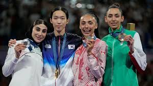 در تیزر آن، رضاشاه پهلوی نشان داده می‌شود که پرچم ایران را به دست دارد و با  تاجی بر روی سر، به افق اشاره می‌کند... (نام بازی به انگلیسی: Hearts of Iron