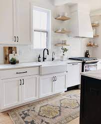 On the side, three drawers with recessed handles and wooden inlays offer tons of room for serverware, linens, and other personal items. Regular Cabinets On Either Side Of Vent Hood Greg Quartz Counters On Back Wall Interer Kuhni Interer Belaya Kuhnya