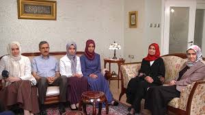 Ayşe karamollaoğlu'na göre, temel karamollaoğlu nasıl biri? Sp Lideri Temel Karamollagu Nun Ingiliz Asilli Esi Nasil Musluman Oldugunu Anlatti Haberler