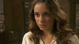 Mariana lee algo que le horroriza