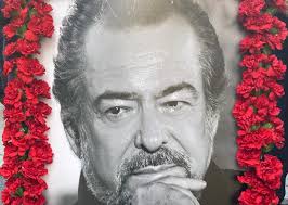 GÜNERİ CIVAOĞLU'NA VEDA EDERKEN! Yıl 1981.. NY'dan döner dönmez telefonum  çaldı. Arayan usta gazeteci Yavuz Donat'tı. Beni Tercüman Gazetesine  çağırıyordu. Aslında hayalim Abdi İpekçi'nin damgasını vurduğu Milliyet'e  geçmekti ancak Tercüman da 650