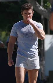 Current photo via courtesy of rafael domeyko. Zac Efron Dreharbeiten In Superknappen Shorts