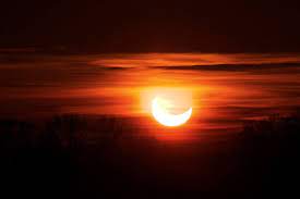 De maan schuift tussen de zon en de aarde, waardoor een gedeeltelijke verduistering te zien is. Veshfis5pvvuem