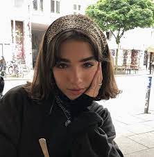 Short Brown Hair With Curtain Bangs And Leopard Print Bandana Short Grunge Hair Short Hair With Bangs Hair Styles