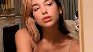 Two tone hair color ideas: Dua Lipa S Warm Two Toned Blonde Transformation Behindthechair Com