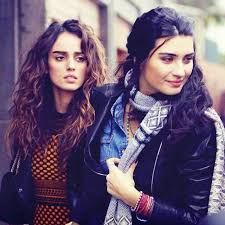 He's still tormented by the murder of his father years ago, a still unsolved crime. Tuba Buyukustun As Elif Denizer With Bestemsu Ozdemir Who Plays Her Sister Nilufer In The Turkish Tv Series Kara Para Ask Actresses Celebrities Tuba Buyukustun