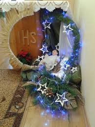 Pin De Mel Kadam En Christmas Crafts Decoraciones Del Altar De La Iglesia Belenes De Navidad Arbol De Navidad Rosado