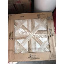 Bagi yang menginginkan kesan natural lantai kayu namun memiliki budget yang terbatas bisa menggunakan keramik motif kayu. Keramik Lantai Motif Kayu Garis Uk 40x40 Tools Lazada Indonesia