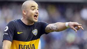 Una con su apellido en la espalda y otra con el apodo tanque. Algoz Da Ponte Preta Santiago Silva Esta Proximo De Reforcar O Remo