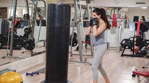 In der norm wird er aber von sportler und kampfsportler für ihr training benutzt. Standboxsack Zuhause Tipps Zum Kauf Und Die Besten Boxsacke