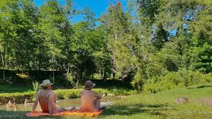 Plages naturistes privées en bord de rivière - Domaine de lEglantière