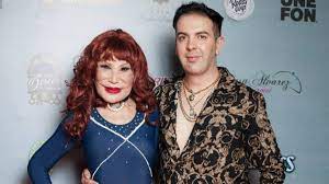 Lyn may aseguró en una entrevista que no le molestan los comentarios que se hacen entorno a la orientación sexual de su joven novio, el músico markos d1. Lyn May Se Vistio De Novia Por Segunda Ocasion As Mexico