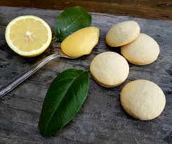 Facilmente riconoscibili per le crepe che hanno in superficie, sono potete dargli un cuore morbido con un ripieno di crema al limone e potete seguire la preparazione di base dei biscotti senza lievito per creare dei. Biscotti Ripieni Di Crema Al Limone Imprastando