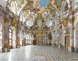 Der raumeindruck des vestibüls wird bestimmt durch den gegensatz zwischen der großen spannweite und der geringen höhe der deckenwölbung, die sich nicht nach oben entfalten kann, weil sich über dem vestibül der weiße saal befindet. Bayerische Schlosserverwaltung Veranstaltungsraume Residenz Wurzburg