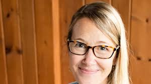 Sennu Keith opettaa lapsiaan kesäasunnolla, Päivi Watsonin tytär piiloutuu  sotilailta takapenkillä