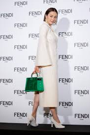 Fendi was launched in 1925 by adele and edoardo fendi as a fur and leather shop in rome, italy. ç±³å€‰æ¶¼å­ã®ç§æœ ãƒ•ã‚§ãƒ³ãƒ‡ã‚£åˆã®ã‚¸ãƒ£ãƒ'ãƒ³ãƒ–ãƒ©ãƒ³ãƒ‰ã‚¢ãƒ³ãƒã‚µãƒ€ãƒ¼ã«å°±ä»» ä¼šè¦‹ã§èº«ã«ã¤ã'ã¦ã„ã‚‹ã‚¢ã‚¯ã‚»ã‚µãƒªãƒ¼ã§ã™ èŠ¸èƒ½äººã®ç§æœ è¡£è£…ã¾ã¨ã‚ Woomy
