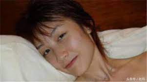 In 2001, she debut her first cd, titled shine. å¥³æ­æéæåªéªå© è³ç§é¨å¥³æè·¯å¨ä½æ¹ æ°é» èèèµ