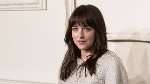 Dakota johnson trägt einen strohhut zur lässigen ponyfrisur. Fifty Shades Of Grey Star Dakota Johnson Typveranderung Fur Neubeginn Sixx