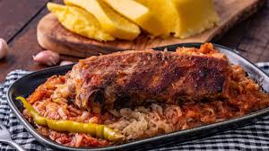 Aceasta reteta de mancare de varza cu carne de porc o putem prepara cu varza dulce sau cu varza murata. Varza Calita Cu Coaste De Porc Si Mamaliguta Youtube