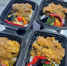 出店者紹介 Blue coco kitchen 出店日20日・23日 スパイスカレー季節の野菜添え、 ガーリックシュリンプ、チリチキン等のラップサンド、唐揚げ手羽崎など、販売しております。 @bluecocokitchen