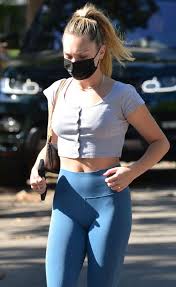 Another cute little cameltoe : rMaddieZiegler1