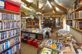 Ouverts à tous, ces espaces de vente permettent aux uns de s'équiper à peu de frais et aux autres de faire un achat plein de sens. Dons D Objets Et De Meubles Cote D Or Planay Chatillon Sur Sein Communaute Emmaus De Planay Brocante D Objets Divers Brocante De Livres